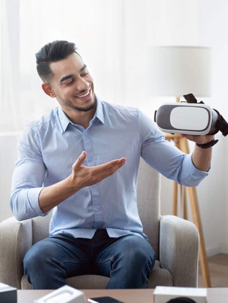technology influencer presenting vr headset for promo video